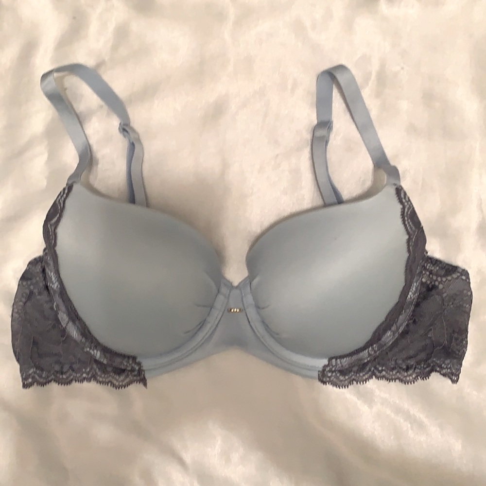 Victoria’s Secret Fabulous Bra Size 36 B.